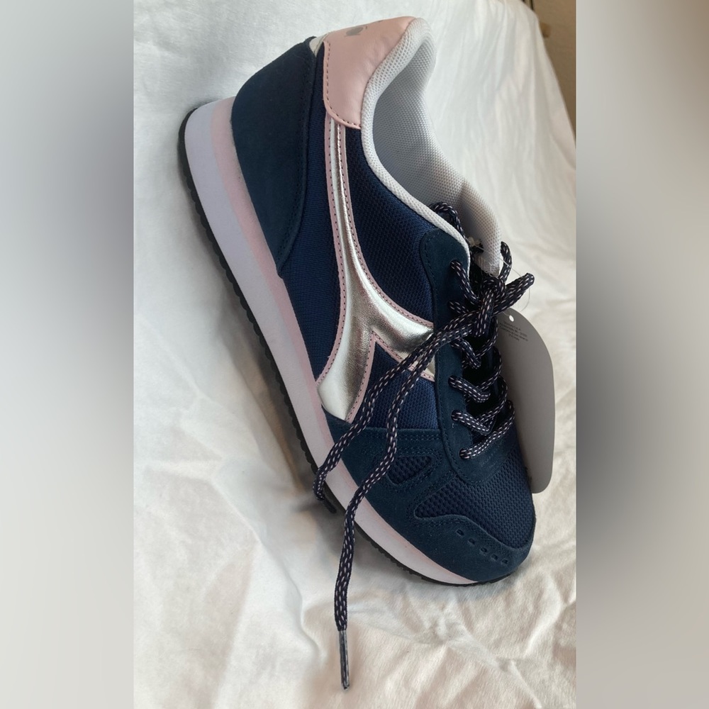 New DIADORA women tennis shoes size 7.5